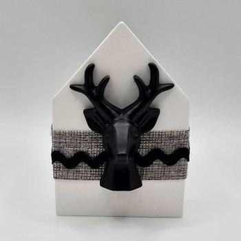 Haus mit schwarzem Hirschkopf - Frontalansicht