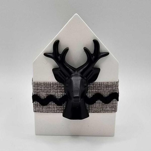 Haus mit schwarzem Hirschkopf - Frontalansicht