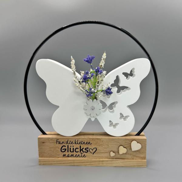 Deko - Schmetterling mit schwarzem Metallring & blauen Blüten