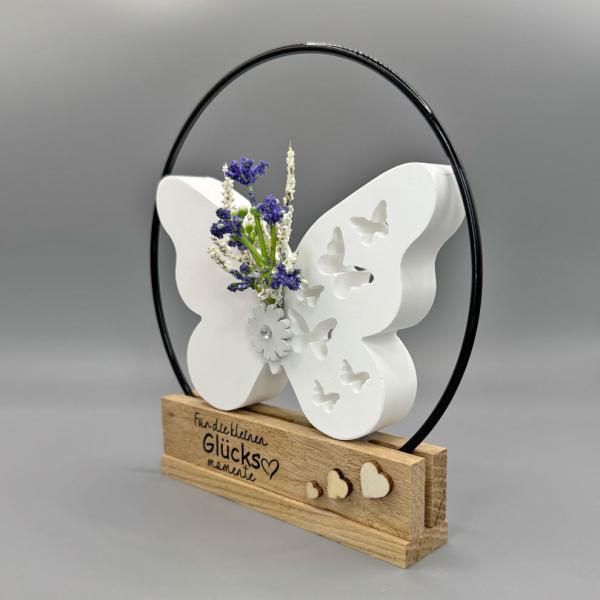 Deko - Schmetterling mit schwarzem Metallring & blauen Blüten