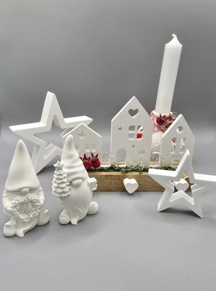 Deko Set: 2 Weihnachtswichtel "Tanne und Kranz", 2 Sterne, 3 Häuschen auf Holzschiene sowie 1 Kugel-Stabkerzenhalter mit Stabkerze